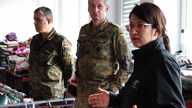 Julia Brückner mit den Soldaten in der Kleiderkammer