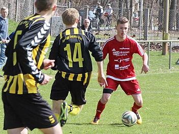 Lars Teuchert (rechts) ist eines von vielen hoffnungsvollen Talenten, die derzeit das Fußball-ABC im Nachwuchsleistungszentrum Coburg vermittelt bekommen. Foto: Hartmut Guhling