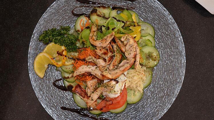 Ein Salatteller mit Hähnchenbruststreifen. Foto: Kathrin Kupka-Hahn