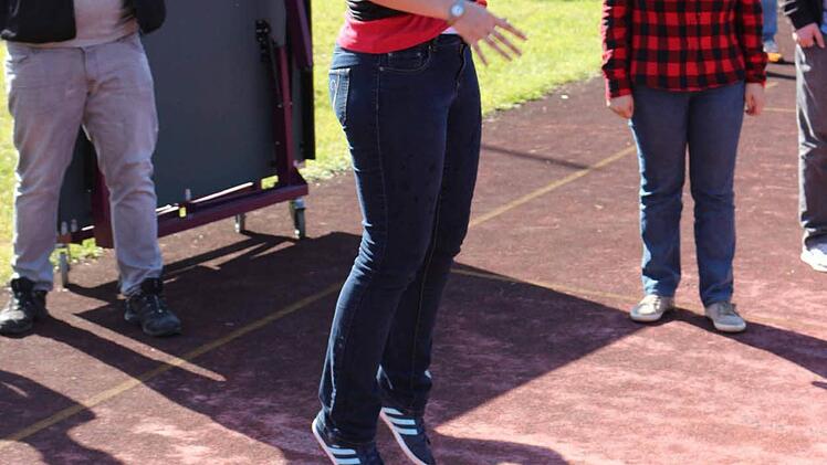 Mit einem Nagel auf dem Helm Luftballons platzen lassen,... Foto: Isabel Dill