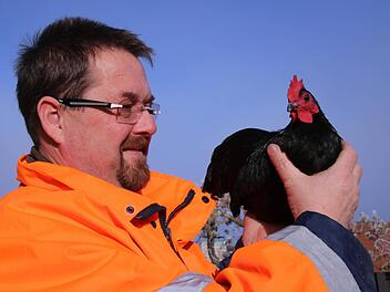 Der Kleintierzüchter Thomas Resch mit dem Hahn aus seiner Geflügelzucht  Foto: Klaus Schmitt