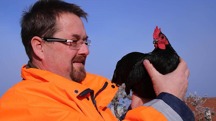 Der Kleintierzüchter Thomas Resch mit dem Hahn aus seiner Geflügelzucht  Foto: Klaus Schmitt