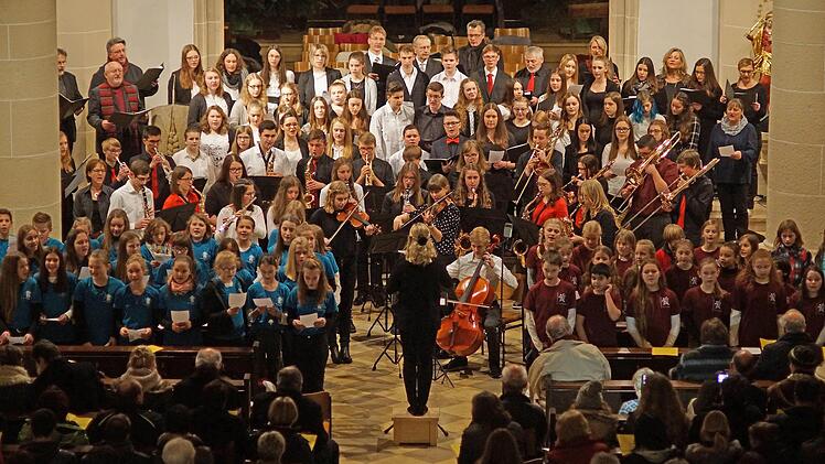 Über 150 Musiker beziehungsweise Sänger formierten sich bei Händels "Tochter Zion" zum Abschluss des Adventskonzertes des Frankenwald-Gymnasiums vor dem Altarraum der Stadtpfarrkirche. Foto: Matthias Schneider