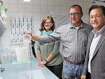 Laborarbeit gehört zum täglichen Arbeitspensum: Markus Steger, Betriebsleiter der Adelsdorfer Kläranlage (Mitte), mit Bürgermeister Karsten Fischkal (rechts). Zum Dienstjubiläum gratulierte auch Personalratsvorsitzende Carola Lorz (links).