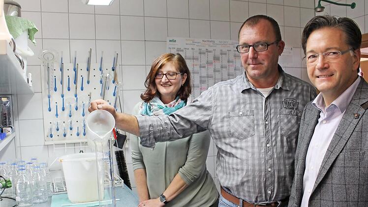 Laborarbeit gehört zum täglichen Arbeitspensum: Markus Steger, Betriebsleiter der Adelsdorfer Kläranlage (Mitte), mit Bürgermeister Karsten Fischkal (rechts). Zum Dienstjubiläum gratulierte auch Personalratsvorsitzende Carola Lorz (links).