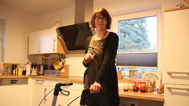 Carmen Müller ist trotz Multipler Sklerose selbstständig. Der Hausnotruf bestärkt sie dabei. Fotos: Franziska Rieger