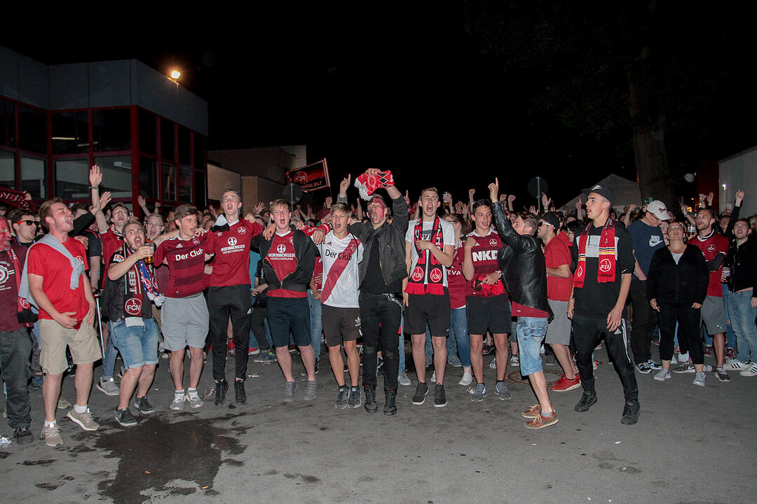 1. FCN steigt auf: Fans feiern in Nürnberg