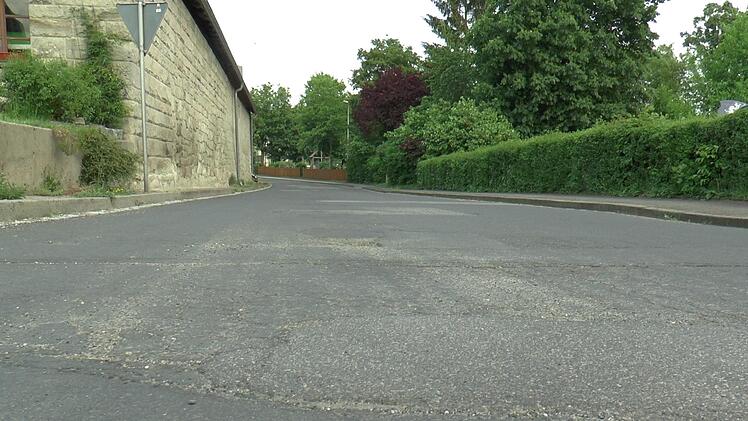 Ganz oben auf dem Sanierungsplan der Gemeinde Oberaurach steht die "Von-P&uuml;nzendorf-Stra&szlig;e" in Tretzendorf, die besonders im Einm&uuml;ndungsbereich zur Rathausstra&szlig;e gro&szlig;e Setzungen und L&ouml;cher aufweist.Christian Licha