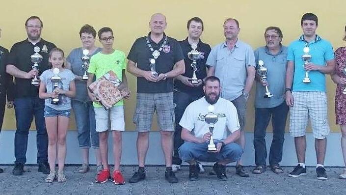 Die Gewinner des Bürgerschießens, in der Mitte der neue Bürgerschützenkönig Matthias Nagel (6. v. l.). Links der Vorsitzende des Schützenvereins Eintracht Eggolsheim, Jürgen Schwarzmann Foto: Mathias Erlwein