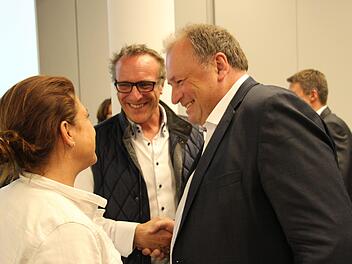 Der Herzogenauracher Walter Nussel  (rechts im Bild) holt erneut das Direktmandat für die CSU. Ihm gratulierte  im Landratsamt unter anderem IHK-Vorstand und CSU-Mitglied Patrick Siegler.  Foto: Christian Bauriedel