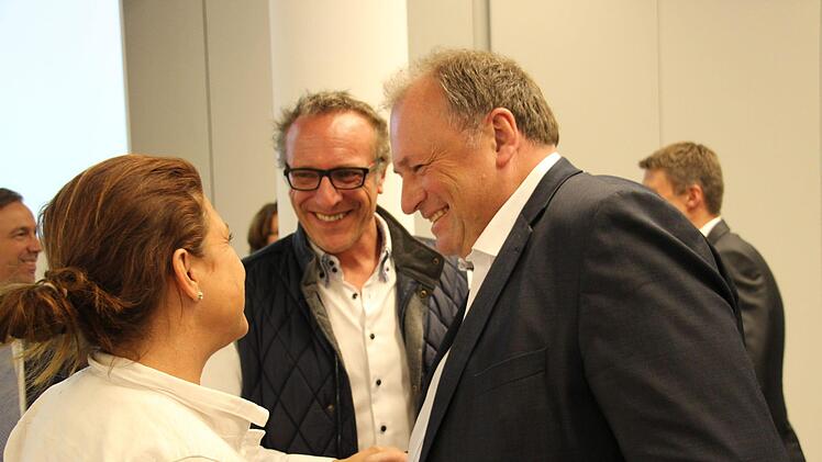 Der Herzogenauracher Walter Nussel  (rechts im Bild) holt erneut das Direktmandat für die CSU. Ihm gratulierte  im Landratsamt unter anderem IHK-Vorstand und CSU-Mitglied Patrick Siegler.  Foto: Christian Bauriedel