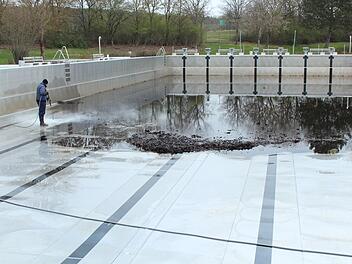 Im 50-Meter-Edelstahlbecken hat der Schmutz erst gar keine Chance, sich festzusetzen.  Fotos: Andreas Dorsch