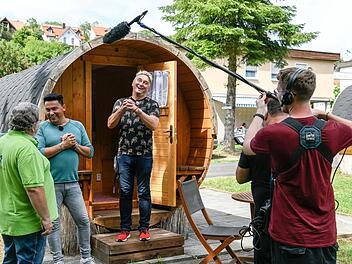 Dreharbeiten auf dem Knaus Campingpark in Frickenhausen: Die Hammelburger Matthias (Zweiter von links) und Hubert Fella (Mitte) sind die Hauptdarsteller in einer Folge von "Promis privat".  Fotos (2): Thomas Obermeier