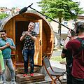 Dreharbeiten auf dem Knaus Campingpark in Frickenhausen: Die Hammelburger Matthias (Zweiter von links) und Hubert Fella (Mitte) sind die Hauptdarsteller in einer Folge von "Promis privat".  Fotos (2): Thomas Obermeier