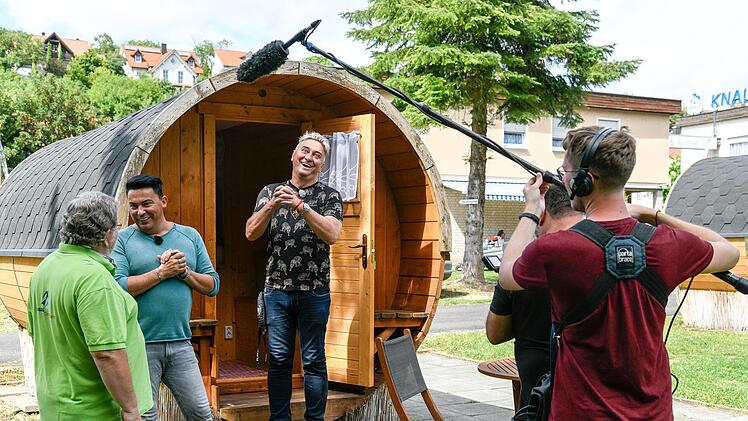 Dreharbeiten auf dem Knaus Campingpark in Frickenhausen: Die Hammelburger Matthias (Zweiter von links) und Hubert Fella (Mitte) sind die Hauptdarsteller in einer Folge von "Promis privat".  Fotos (2): Thomas Obermeier