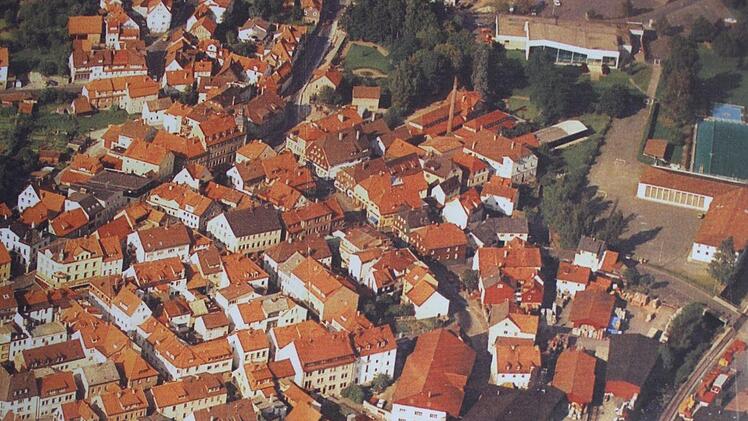 Das Bild zeigt die ehemalige Holzhandlung in Bad Brückenau auf dem Gelände des heutigen Verbrauchermarktes Edeka. Foto: Archiv/Wolfram Vorndran