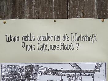 Der Hammelburger Künstler Konrad Albert zeichnet gegen die Pandemie an. Dabei solidarisiert er sich mit der Gastronomie. Foto: Barbara Oschmamm