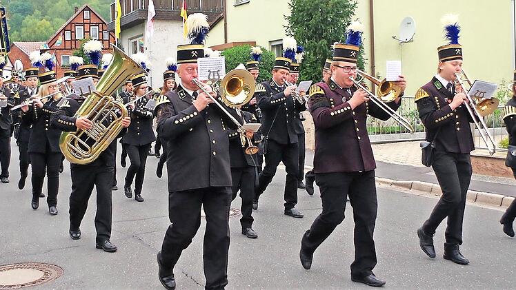 Eine Bereicherung bei den Festzügen ist die Bergmannskapelle Stockheim im traditionellen Bergmannskleid.