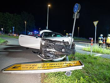 Unfall im Kreis Bamberg: Mann (31) reißt mehrere Schilder im Kreisverkehr zu Boden