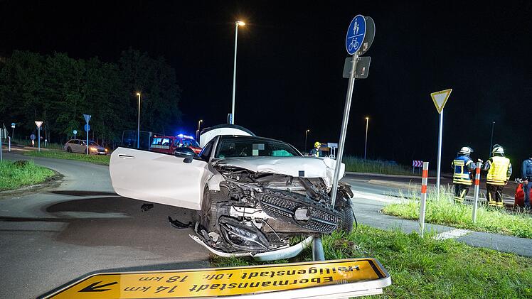 Mercedes-Fahrer schießt über Kreisverkehr und reist mehrere Schilder mit