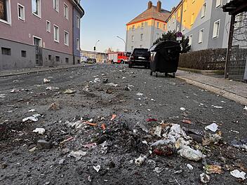 Zwei Arbeiter bei Explosion in Müllwagen in Hof verletzt: Müll auf Straße und Autos verteilt