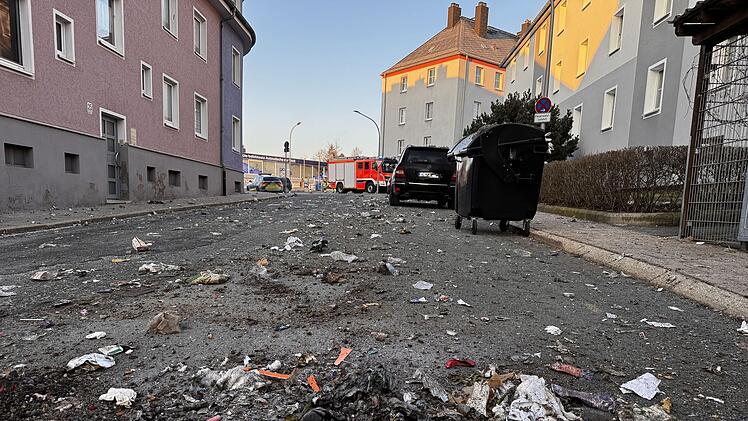 Zwei Arbeiter bei Explosion in Müllwagen in Hof verletzt: Müll auf Straße und Autos verteilt