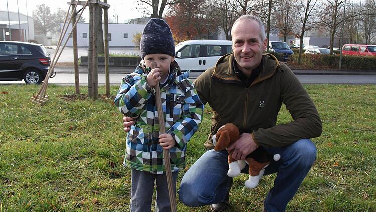 Einen Familienbaum pflanzte der kleine Nils (3) mit seinem Vater Uwe Sander.