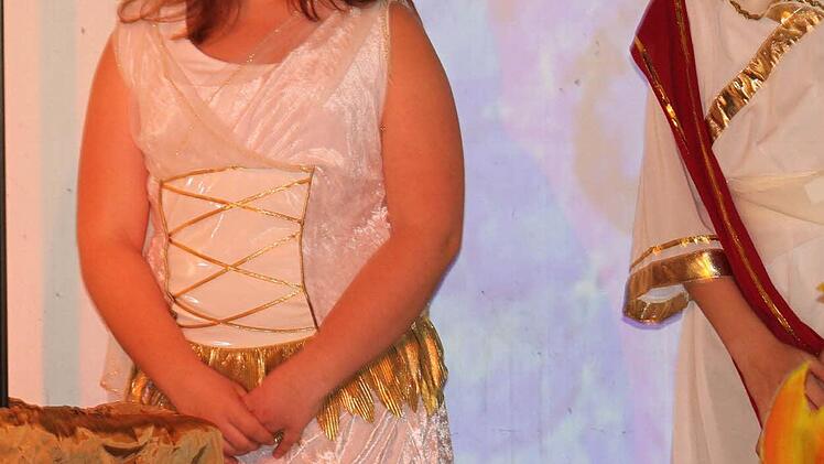 Eltern haben es nicht leicht: Auf dem Götterthron agierten Hera (Tatjana Arnold, links) und Zeus (Felix Hofmann). Alle Fotos: Günther Geiling