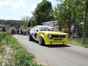Ein Power-Opel am Start zum Achtelmeilen-Rennen: Motorsportlich ist das auch heuer wieder der Höhepunkt beim Internationalen Opel-Treffen in Königsfeld. Für die Freunde der Marke mit dem Blitz ist die Teilnahme Ehrensache. Foto: Opelfreunde