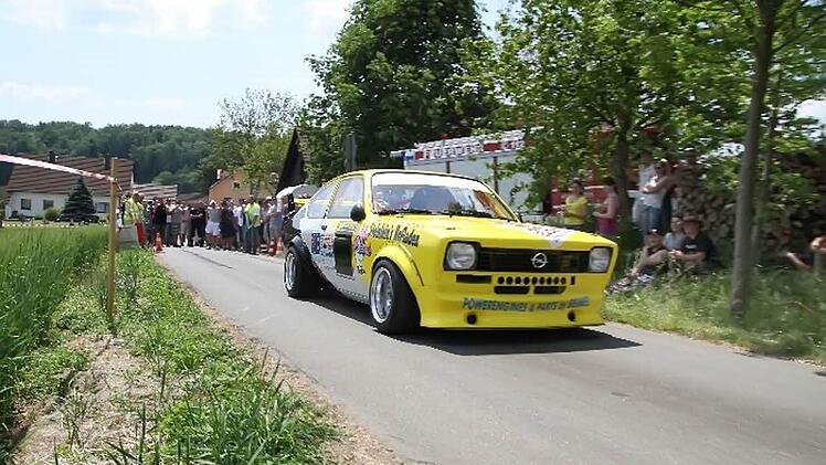 Ein Power-Opel am Start zum Achtelmeilen-Rennen: Motorsportlich ist das auch heuer wieder der Höhepunkt beim Internationalen Opel-Treffen in Königsfeld. Für die Freunde der Marke mit dem Blitz ist die Teilnahme Ehrensache. Foto: Opelfreunde