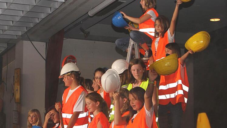 Die 5a überzeugten bei ihrer Bauarbeiter-Show. Foto: gg