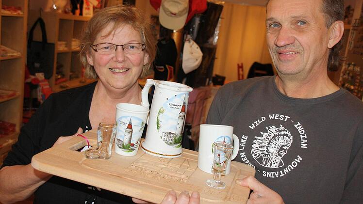 Holz, Glas und Porzellan: Magdalena und Frank Hofmann haben jede Menge Geschenk-Ideen rund um den Falterturm auf Lager.