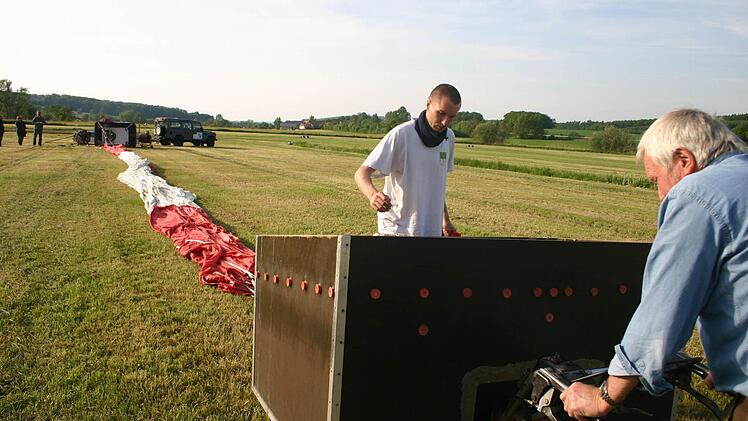 Felix und Reiner Hoch beim Ausrollen ihres Ballons.