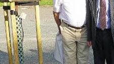 Pilisszentivans Bürgermeister Gabor Penzes (links) und sein Marktleugaster Amtskollege Franz Uome neben der Partnerschaftslinde auf dem Festplatz.