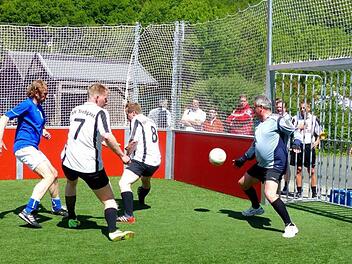 Die Fun-Arena wurde umgestaltet. Eine Auswahl der Gemeinde trat zur Eröffnung gegen ein Team des Landratsamtes an. Detlef Zenk (links) erzielte für das Landratsamt vier Treffer. Bürgermeister Werner Diersch stand im Tor und war ein großer Rückhalt seines Teams. Foto: Dieter Hübner