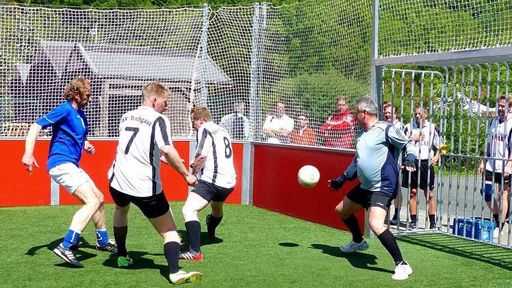 Die Fun-Arena wurde umgestaltet. Eine Auswahl der Gemeinde trat zur Eröffnung gegen ein Team des Landratsamtes an. Detlef Zenk (links) erzielte für das Landratsamt vier Treffer. Bürgermeister Werner Diersch stand im Tor und war ein großer Rückhalt seines Teams. Foto: Dieter Hübner