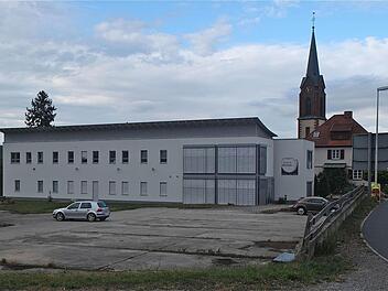 Geplant ist der Neubau eines Betriebsgebäudes neben dem bestehenden Gewerbebau von Wahler GbR nahe dem Verkehrskreisel an der Bundesstraße 287. Foto: Gerd Schaar