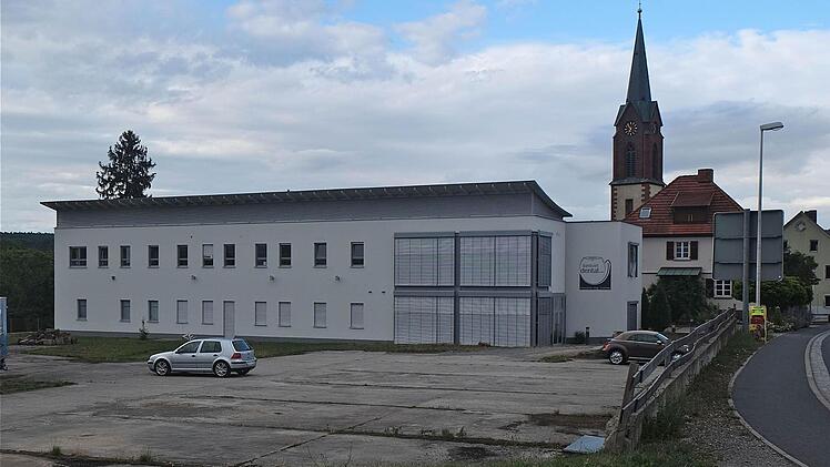 Geplant ist der Neubau eines Betriebsgebäudes neben dem bestehenden Gewerbebau von Wahler GbR nahe dem Verkehrskreisel an der Bundesstraße 287. Foto: Gerd Schaar