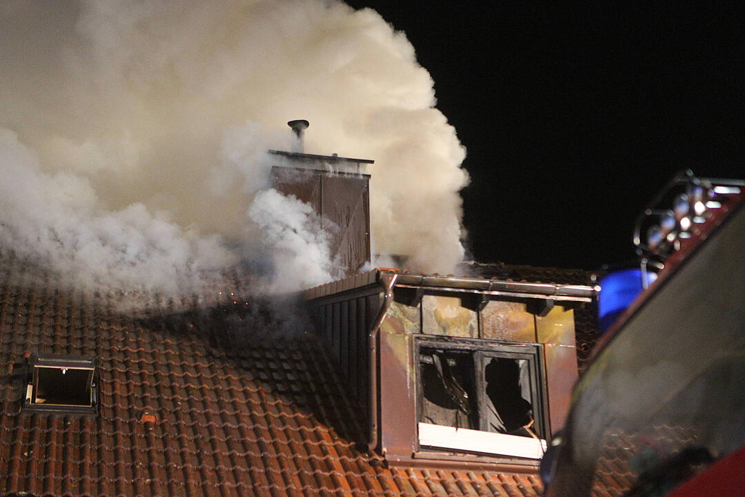 Flammen schlugen aus dem Dachstuhl von Wohnhaus - Feuerwehrmann stuerzt von Drehleiter, zwei weitere Verletzte