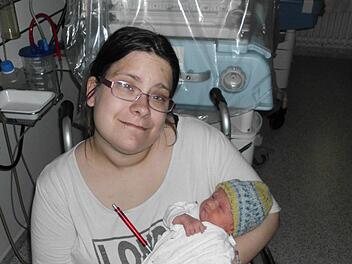 Glückliche Mutter: Susanne Krieg hält ihr Söhnchen Luca in einer Schweinfurter Klinik im Arm. Foto: privat