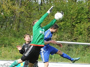 Ausgestreckte Arme schlagen langen Hals: Geesdorfs Keeper Torwart Philipp Seufert kommt vor Münnerstadts Adrian Reith ans Leder. Foto: Hopf