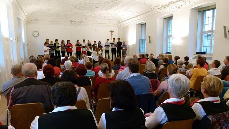 Das Publikum strömte in die Konzertsäle - hier der Hörsaal U2 mit dem "PlusChor". Foto: Marion Krüger-Hundrup