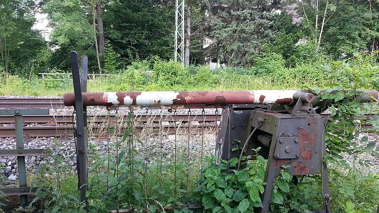 Auch der Müller durfte früher nicht einfach so über die Gleise laufen. Nichts erinnert mehr an den Weg, den er zum Wehr nahm. Heutzutage liegt der einstige Schienenübergang mitten im Ort.  Foto: Sabine Christofzik