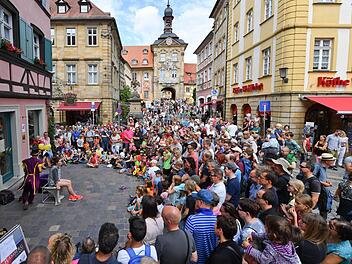 Zeitweise "knallvoll": die Innenstadt am Wochenende bei "Bamberg zaubert" Foto: Ronald Rinklef