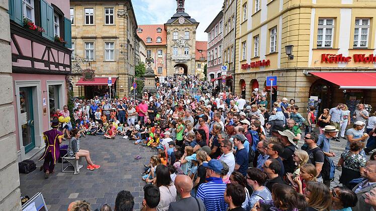Zeitweise "knallvoll": die Innenstadt am Wochenende bei "Bamberg zaubert" Foto: Ronald Rinklef