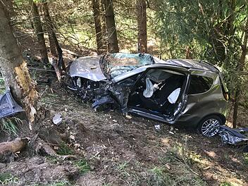 Auf gerader Strecke verlor eine Rentnerin am Donnerstag im Landkreis Hof die Kontrolle über ihr Auto, krachte gegen einen Baum und wurde schwer verletzt. Foto: NEWS5 / Fricke