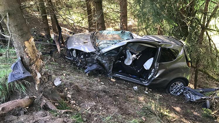 Auf gerader Strecke verlor eine Rentnerin am Donnerstag im Landkreis Hof die Kontrolle über ihr Auto, krachte gegen einen Baum und wurde schwer verletzt. Foto: NEWS5 / Fricke