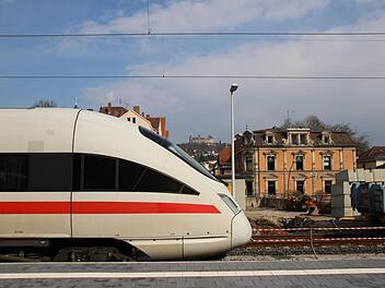 Ein ICE auf dem Coburger Gleis 2 mit der Veste im Hintergrund. Die Bahn hat verkündet, dass sie schon im Dezember jeden Samstag einen Zug mehr über Coburg fahren lassen will. Foto: Simone Bastian