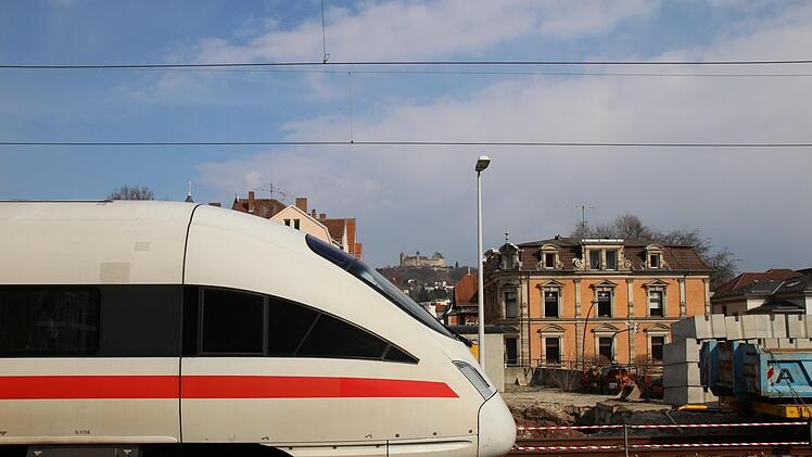 Ein ICE auf dem Coburger Gleis 2 mit der Veste im Hintergrund. Die Bahn hat verkündet, dass sie schon im Dezember jeden Samstag einen Zug mehr über Coburg fahren lassen will. Foto: Simone Bastian