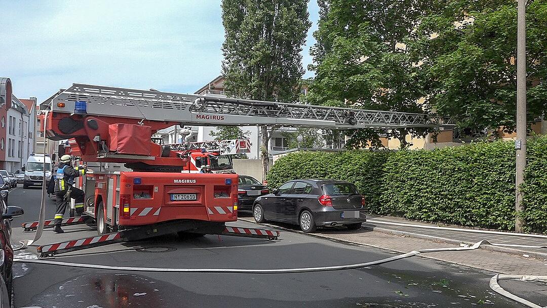 Nürnberg: Feuer in Wohnhaus - Feuerwehr rettet Bewohner